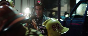 Movie still from “Nightcrawler” (2014), directed by Dan Gilroy – A man is taking a picture of a football player; Close Up shot, Over the shoulder angle
