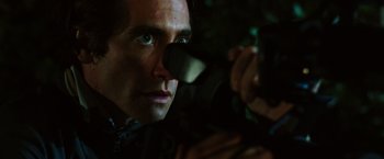 Movie still from “Nightcrawler” (2014), directed by Dan Gilroy – A person taking a picture with a camera; Close Up shot, Low angle