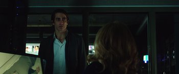 Movie still from “Nightcrawler” (2014), directed by Dan Gilroy – A man and a woman looking at each other in a mirror; Medium shot, Low angle