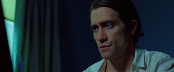 Movie still from “Nightcrawler” (2014), directed by Dan Gilroy – A person with long dark hair; Close Up shot, Over the shoulder angle