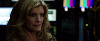 Movie still from “Nightcrawler” (2014), directed by Dan Gilroy – A person with long blonde hair; Close Up shot, Over the shoulder angle