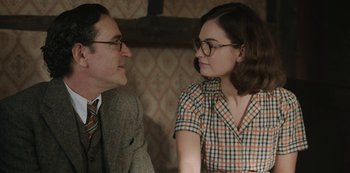 Movie still from “The Dig” (2021), directed by Simon Stone – A man and a woman are talking to each other; Medium shot, Over the shoulder angle