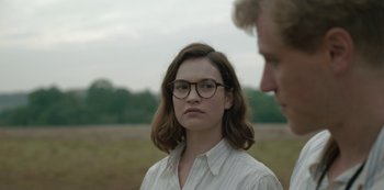 Movie still from “The Dig” (2021), directed by Simon Stone – A man and a woman standing in front of each other in a field; Close Up shot, Over the shoulder angle