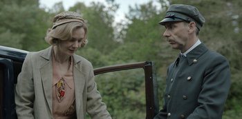 Movie still from “The Dig” (2021), directed by Simon Stone – A man and a woman are standing next to each other; Close Up shot, Over the shoulder angle