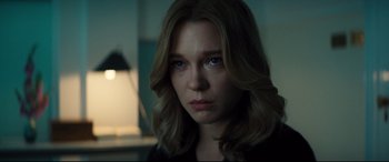 Movie still from “No Time to Die” (2021), directed by Cary Joji Fukunaga – A person with long blonde hair; Close Up shot, Over the shoulder angle