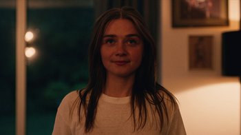 Movie still from “The End of the F***ing World” (2017), directed by Jonathan Entwistle – A woman with long brown hair wearing a white t - shirt; Close Up shot, Over the shoulder angle