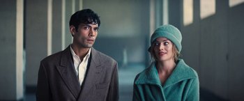 Movie still from “Babylon” (2022), directed by Damien Chazelle – A man and a woman standing next to each other; Medium shot, Over the shoulder angle