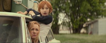 Movie still from “The Glass Castle” (2017), directed by Destin Daniel Cretton – A woman and a boy sitting in the back of a car; Medium shot, Low angle