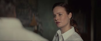 Movie still from “The Glass Castle” (2017), directed by Destin Daniel Cretton – A person wearing a white shirt; Close Up shot, Over the shoulder angle