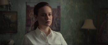 Movie still from “The Glass Castle” (2017), directed by Destin Daniel Cretton – A woman in a white shirt is standing in a room; Close Up shot, Over the shoulder angle