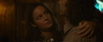 Movie still from “The Glass Castle” (2017), directed by Destin Daniel Cretton – A woman and a man are standing next to each other; Close Up shot, Over the shoulder angle