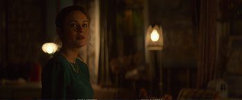 Movie still from “The Glass Castle” (2017), directed by Destin Daniel Cretton – A woman in a green shirt standing next to a lamp; Close Up shot, Over the shoulder angle