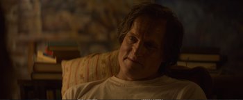 Movie still from “The Glass Castle” (2017), directed by Destin Daniel Cretton – A person sitting on a couch; Close Up shot, Over the shoulder angle