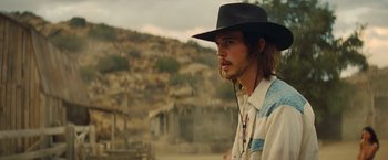 Movie still from “Once Upon a Time in Hollywood” (2019), directed by Quentin Tarantino – A man with a cowboy hat on in the desert; Close Up shot, Over the shoulder angle
