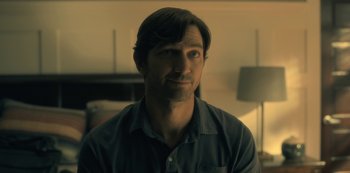 Movie still from “The Haunting of Hill House” (2018), directed by Mike Flanagan – A person wearing a blue shirt; Close Up shot, Over the shoulder angle