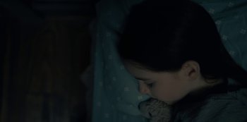 Movie still from “The Haunting of Hill House” (2018), directed by Mike Flanagan – A young girl is holding a teddy bear in her arms; Close Up shot, High angle