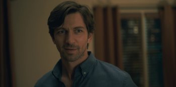 Movie still from “The Haunting of Hill House” (2018), directed by Mike Flanagan – A person wearing a blue shirt; Close Up shot, Over the shoulder angle