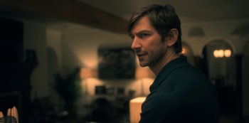 Movie still from “The Haunting of Hill House” (2018), directed by Mike Flanagan – A person in a room; Close Up shot, Over the shoulder angle