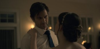 Movie still from “The Haunting of Hill House” (2018), directed by Mike Flanagan – A man and a woman are standing together; Close Up shot, Over the shoulder angle