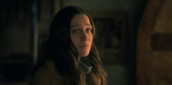 Movie still from “The Haunting of Hill House” (2018), directed by Mike Flanagan – A woman with long brown hair stares into the distance; Close Up shot, Over the shoulder angle