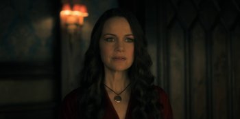 Movie still from “The Haunting of Hill House” (2018), directed by Mike Flanagan – A woman with long hair wearing a red shirt; Close Up shot, Over the shoulder angle
