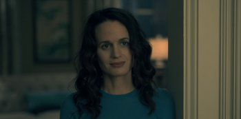 Movie still from “The Haunting of Hill House” (2018), directed by Mike Flanagan – A person wearing a blue shirt; Close Up shot, Over the shoulder angle