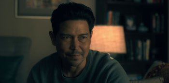 Movie still from “The Haunting of Hill House” (2018), directed by Mike Flanagan – A person wearing a gray shirt; Close Up shot, Over the shoulder angle