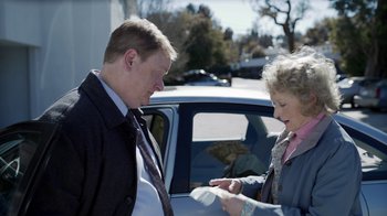 Movie still from “The Laundromat” (2019), directed by Steven Soderbergh – A man and a woman standing in front of a car; Medium shot, Over the shoulder angle