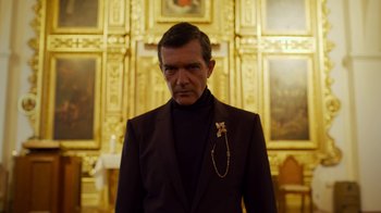 Movie still from “The Laundromat” (2019), directed by Steven Soderbergh – A man wearing a suit and a gold chain around his neck; Medium shot, Low angle