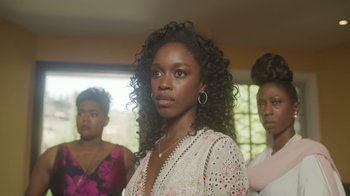 Movie still from “The Laundromat” (2019), directed by Steven Soderbergh – A group of women standing next to each other in a room; Close Up shot, Over the shoulder angle