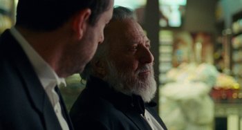 Movie still from “The Meyerowitz Stories” (2017), directed by Noah Baumbach – A man with a long beard and two men standing next to him; Close Up shot, Over the shoulder angle