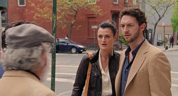 Movie still from “The Meyerowitz Stories” (2017), directed by Noah Baumbach – A man and a woman standing next to each other on the street; Close Up shot, Over the shoulder angle