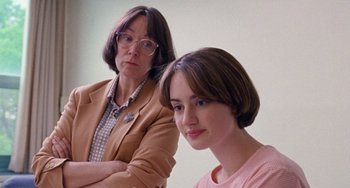 Movie still from “The Meyerowitz Stories” (2017), directed by Noah Baumbach – A woman standing next to a woman sitting on a chair; Close Up shot, Over the shoulder angle