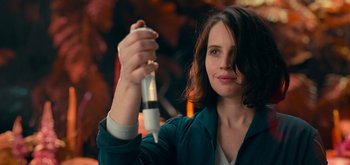 Movie still from “The Midnight Sky” (2020), directed by George Clooney – A woman holding a device in her hand; Close Up shot, Over the shoulder angle