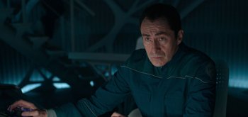 Movie still from “The Midnight Sky” (2020), directed by George Clooney – A man sitting in a chair in the dark; Close Up shot, Over the shoulder angle