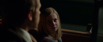 Movie still from “The Nice Guys” (2016), directed by Shane Black – A young girl sitting in front of a man; Close Up shot, Over the shoulder angle