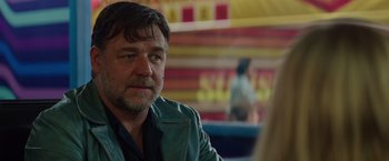 Movie still from “The Nice Guys” (2016), directed by Shane Black – A person sitting in a room; Close Up shot, Over the shoulder angle