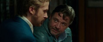 Movie still from “The Nice Guys” (2016), directed by Shane Black – A man and a man talking to each other; Close Up shot, Over the shoulder angle