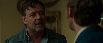 Movie still from “The Nice Guys” (2016), directed by Shane Black – A man talking to another man in front of a mirror; Close Up shot, Over the shoulder angle