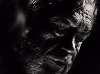 Movie still from “The Other Side of the Wind” (2018), directed by Orson Welles – An old man with a long beard is looking at the camera; Extreme Close Up shot, Low angle
