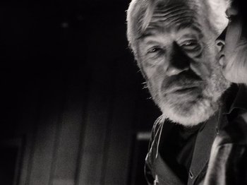 Movie still from “The Other Side of the Wind” (2018), directed by Orson Welles – An old man with a beard is looking at the camera; Close Up shot, Low angle