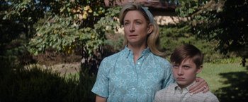 Movie still from “The Trial of the Chicago 7” (2020), directed by Aaron Sorkin – A woman in a blue shirt and a boy in a blue shirt; Medium shot, Over the shoulder angle