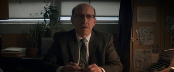 Movie still from “The Trial of the Chicago 7” (2020), directed by Aaron Sorkin – An older man wearing a suit and tie; Close Up shot, Low angle
