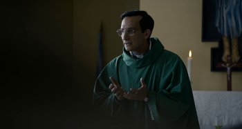 Movie still from “The Two Popes” (2019), directed by Fernando Meirelles – A man wearing a green robe and glasses is talking; Close Up shot, Low angle