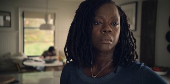 Movie still from “The Unforgivable” (2021), directed by Nora Fingscheidt – A person with dreadlocks looking at the camera; Close Up shot, Over the shoulder angle