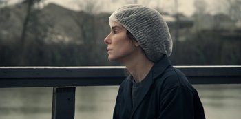 Movie still from “The Unforgivable” (2021), directed by Nora Fingscheidt – A woman wearing a hat and a black jacket; Close Up shot, Over the shoulder angle