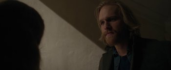Movie still from “The Woman in the Window” (2021), directed by Joe Wright – A man with long hair and a beard is looking at the camera; Close Up shot, Low angle