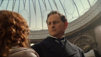 Movie still from “Titanic” (1997), directed by James Cameron – A man and a woman standing next to each other in front of a dome; Close Up shot, Low angle