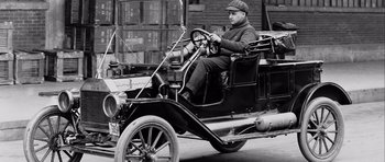 Movie still from “Seabiscuit” (2003), directed by Gary Ross – Medium shot, Low angle