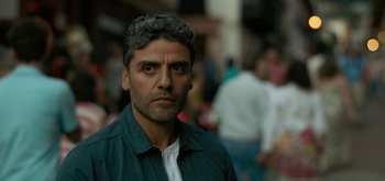 Movie still from “Triple Frontier” (2019), directed by J.C. Chandor – A person wearing a green shirt; Close Up shot, Over the shoulder angle